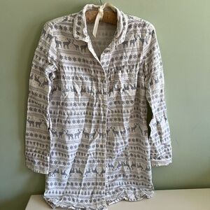GAP White and Gray Patterned Button-Up Shirt